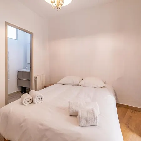 Un Pied A Terre Avec Terrasse A La Cathedrale - Une Nuit A Nîmes Exterior foto
