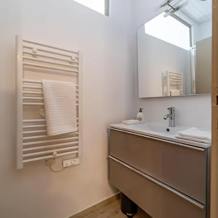 Un Pied A Terre Avec Terrasse A La Cathedrale - Une Nuit A Nîmes Exterior foto