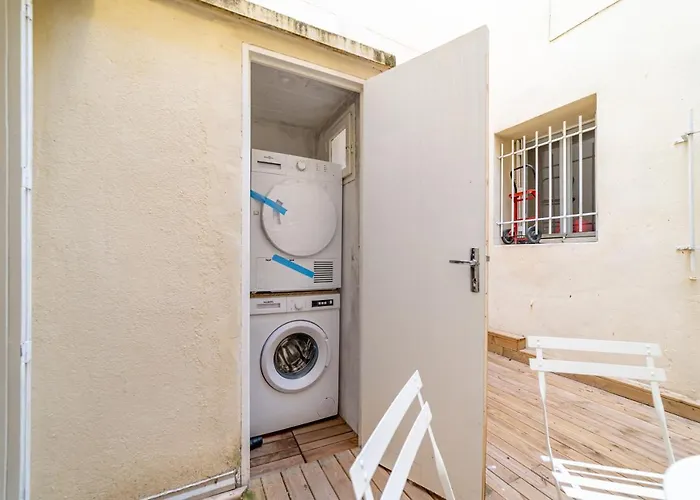 Un Pied A Terre Avec Terrasse A La Cathedrale - Une Nuit A Nimes