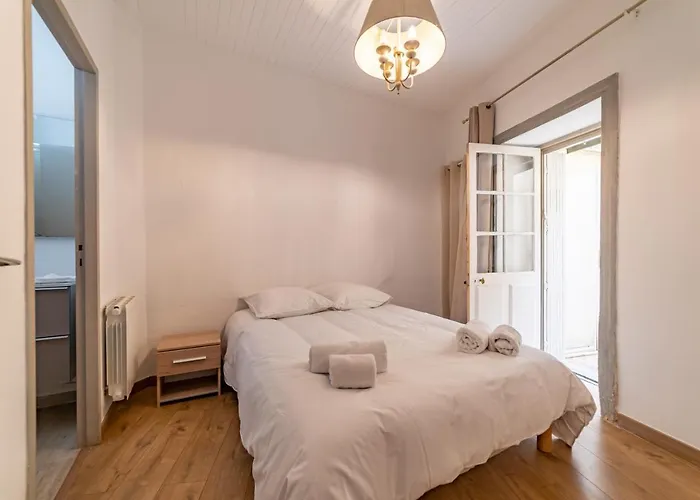 Un Pied A Terre Avec Terrasse A La Cathedrale - Une Nuit A Nimes