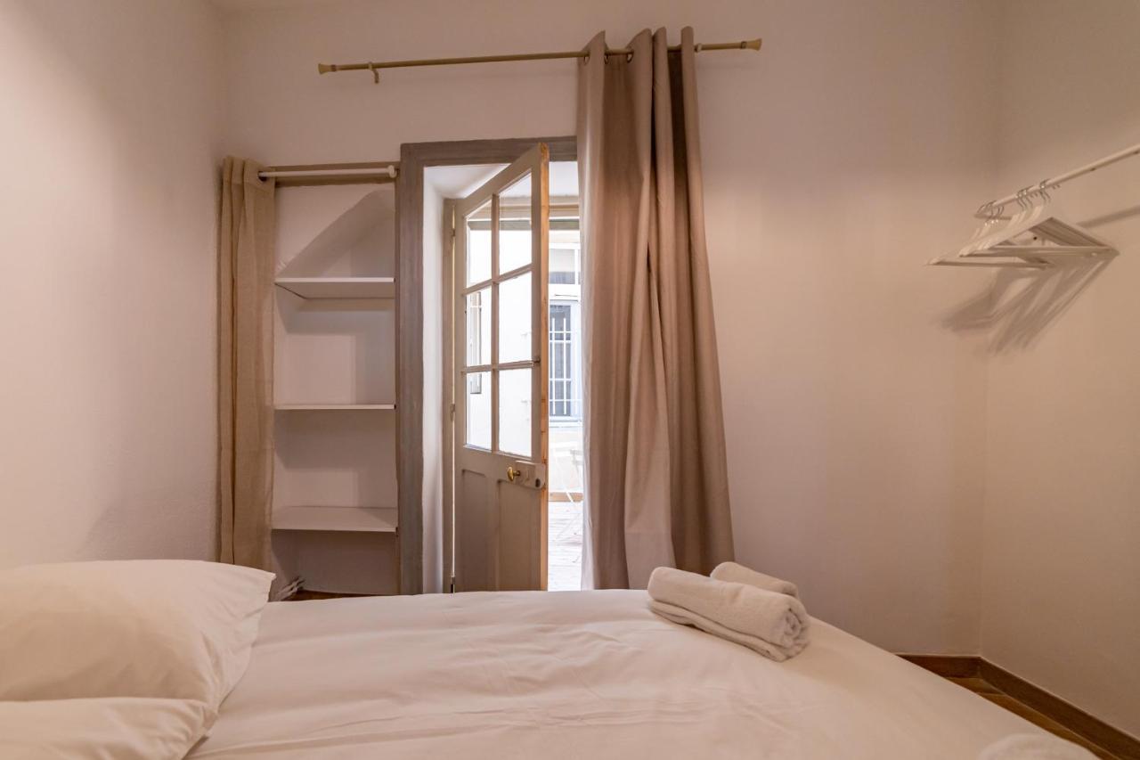 Un Pied A Terre Avec Terrasse A La Cathedrale - Nuit A *