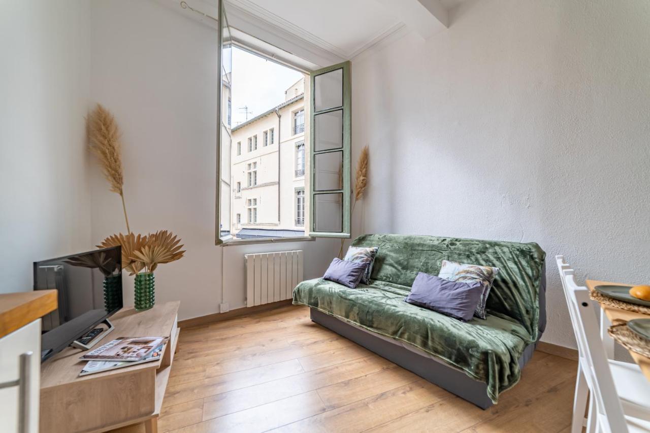Un Pied A Terre Avec Terrasse A La Cathedrale - Nuit A * Nîmes